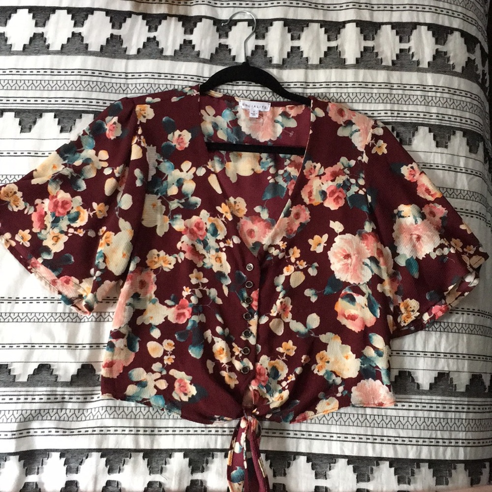 Socialite cropped floral button up tee